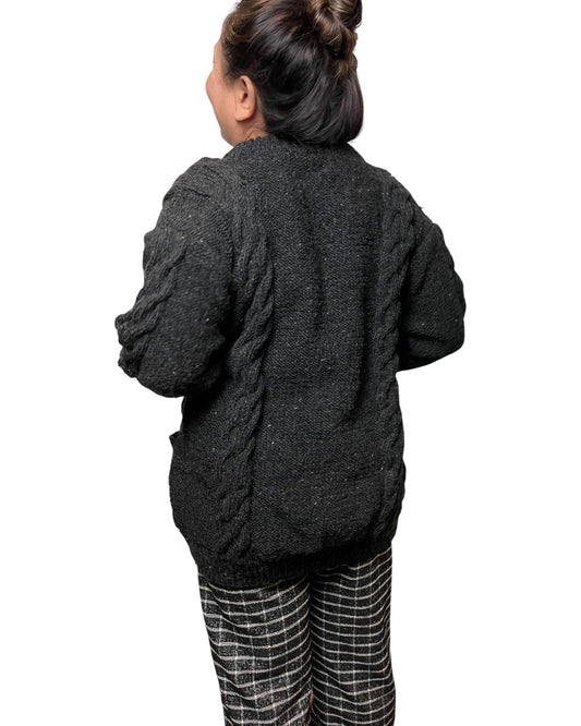 Dhara – Handgestrickter Nepal-Cardigan Dunkelgrau