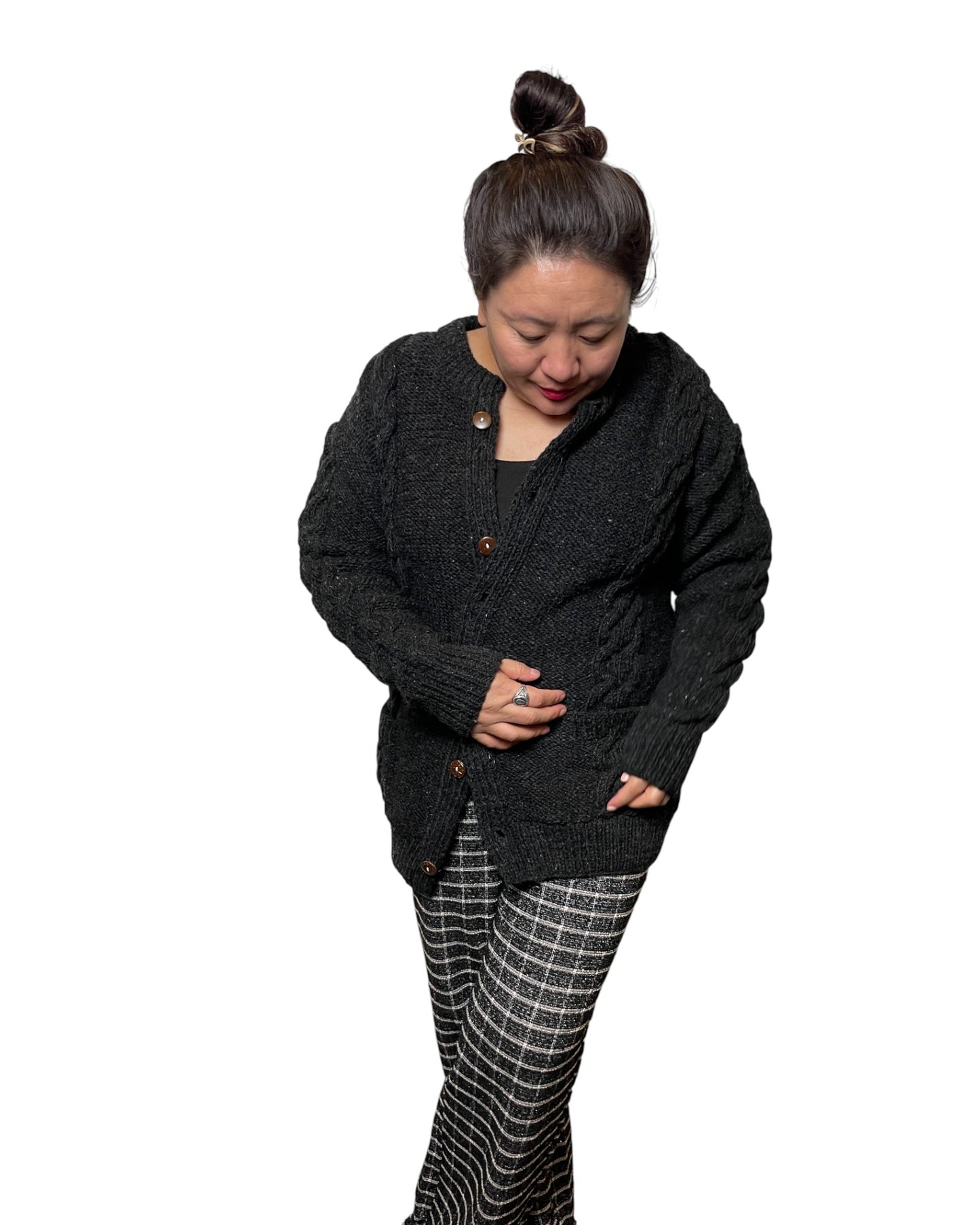 Dhara – Handgestrickter Nepal-Cardigan Dunkelgrau