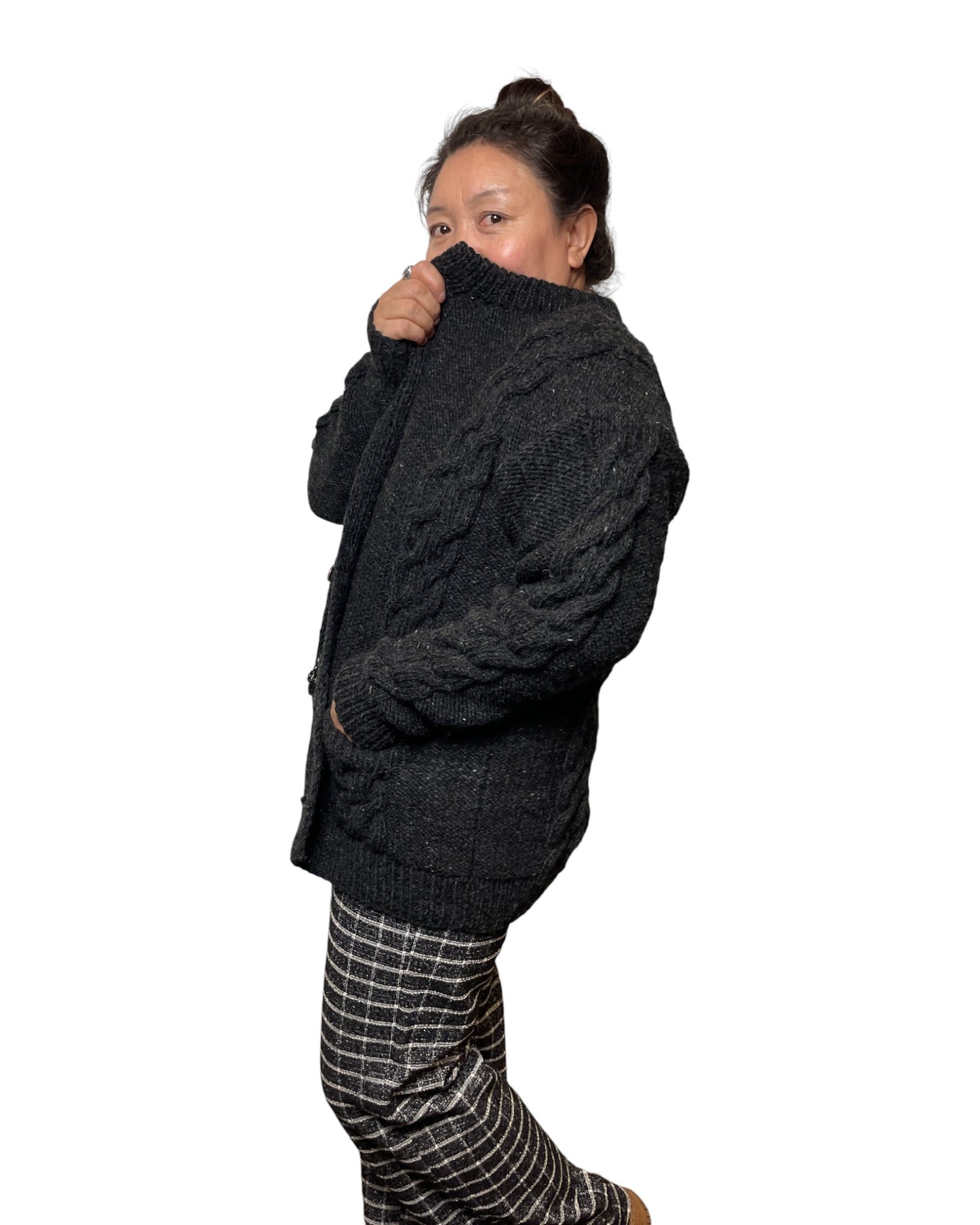 Dhara – Handgestrickter Nepal-Cardigan Dunkelgrau