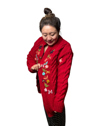 Mira – Handgestrickter & Bestickter Nepal-Cardigan
