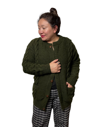 Tara – Handgestrickter Nepal-Cardigan in Moosgrün