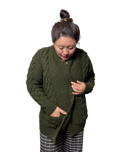 Tara – Handgestrickter Nepal-Cardigan in Moosgrün
