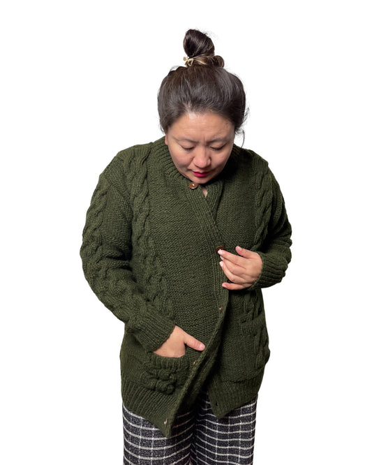 Tara – Handgestrickter Nepal-Cardigan in Moosgrün