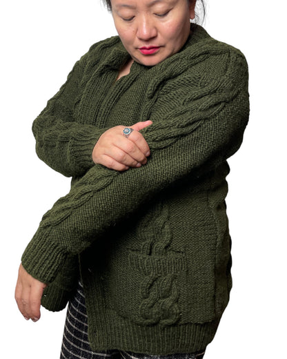 Tara – Handgestrickter Nepal-Cardigan in Moosgrün