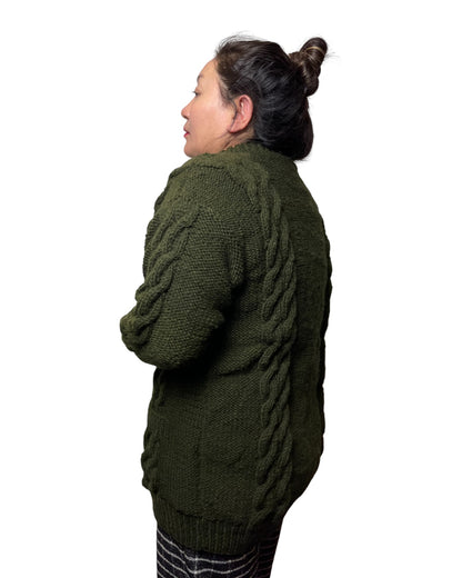Tara – Handgestrickter Nepal-Cardigan in Moosgrün