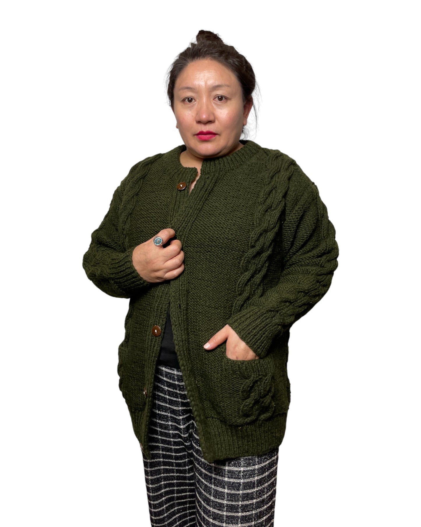 Tara – Handgestrickter Nepal-Cardigan in Moosgrün