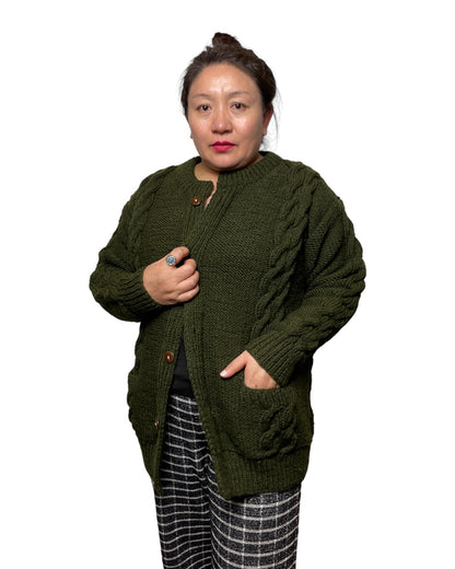 Tara – Handgestrickter Nepal-Cardigan in Moosgrün