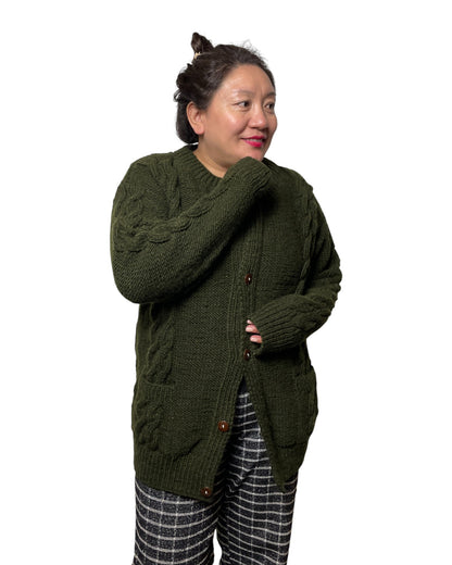 Tara – Handgestrickter Nepal-Cardigan in Moosgrün