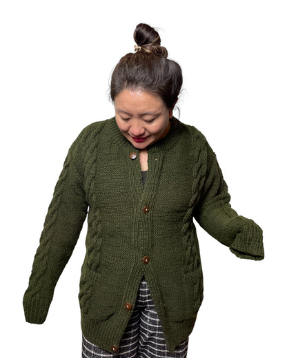 Tara – Handgestrickter Nepal-Cardigan in Moosgrün