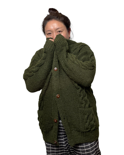 Tara – Handgestrickter Nepal-Cardigan in Moosgrün