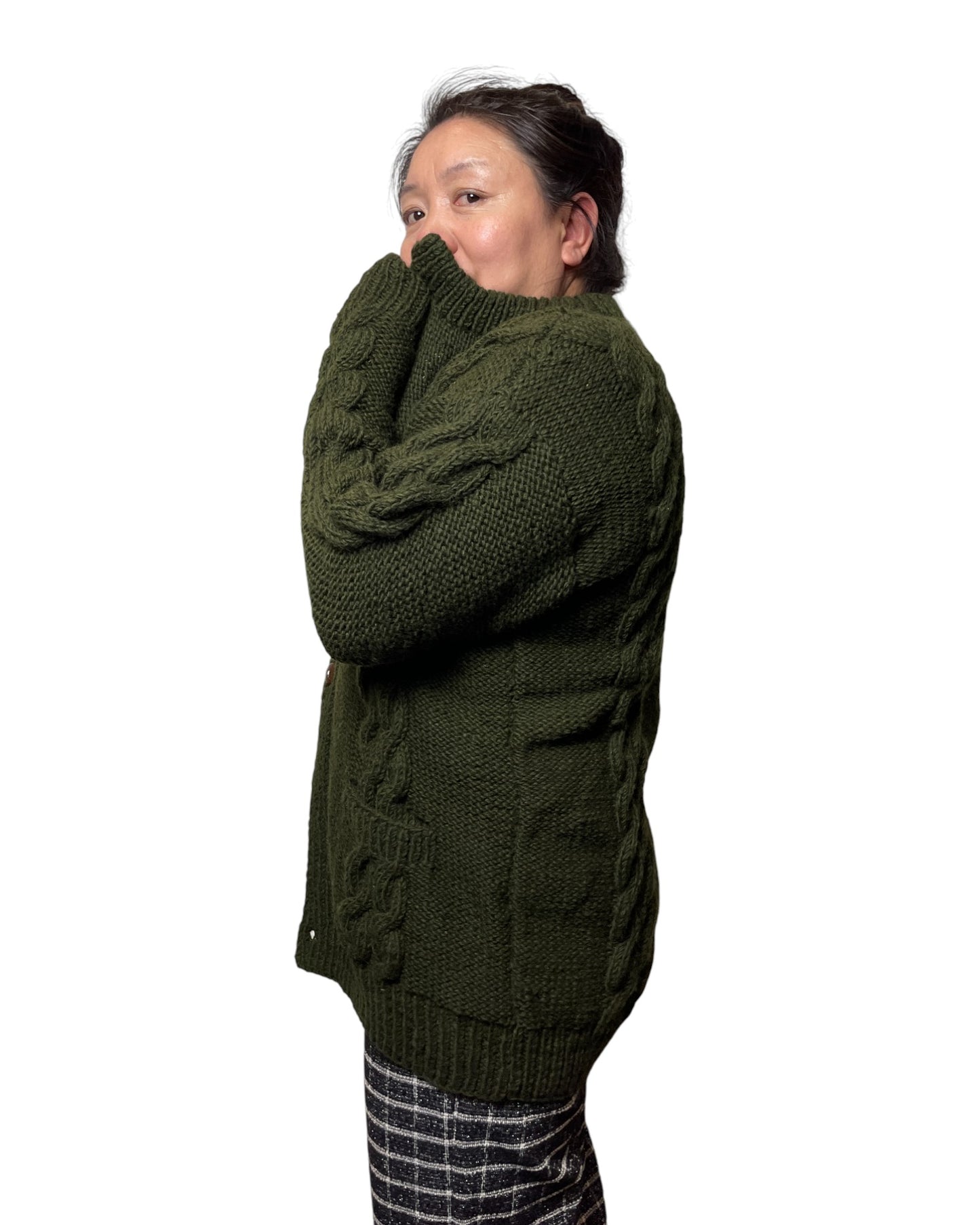 Tara – Handgestrickter Nepal-Cardigan in Moosgrün