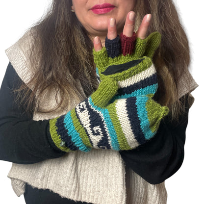 „Kailash“ – Handgestrickte Nepal-Umschlag-Fäustlinge Grün