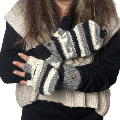 „Kailash“ – Handgestrickte Nepal-Umschlag-Fäustlinge grau