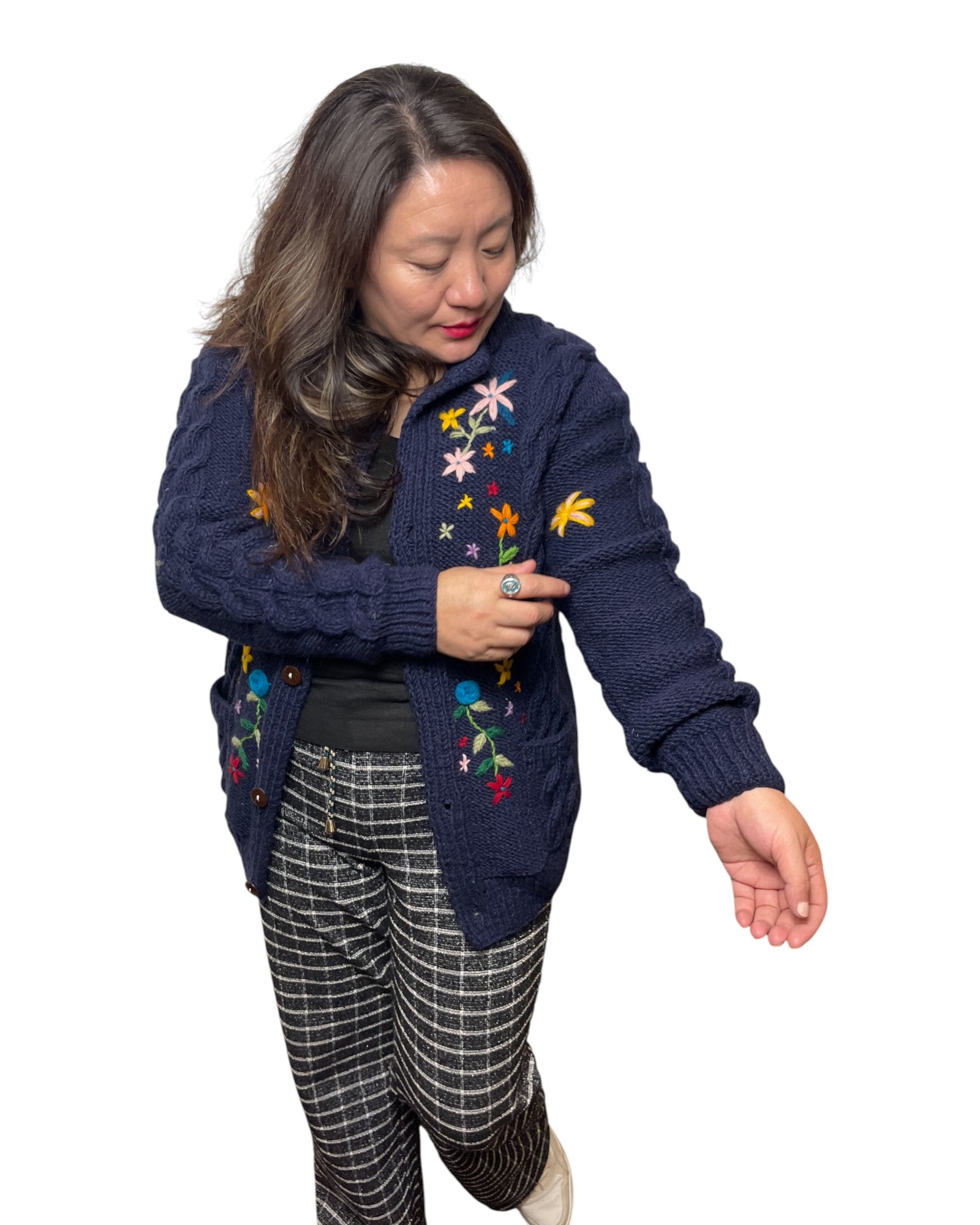 „Lali“ – Handgestrickter & Bestickter Nepal-Cardigan Details