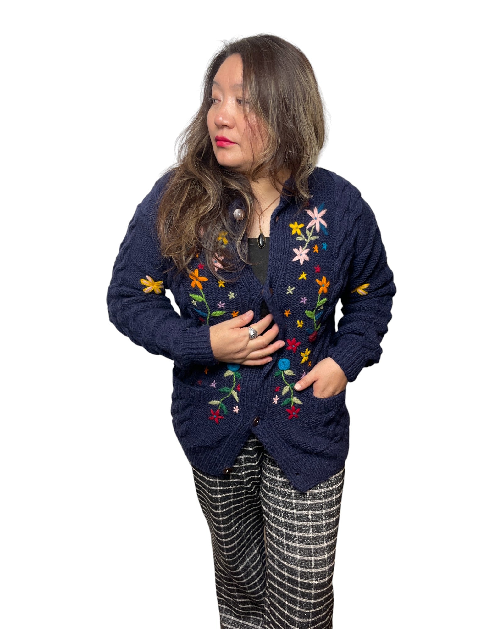 „Lali“ – Handgestrickter & Bestickter Nepal-Cardigan Vorne