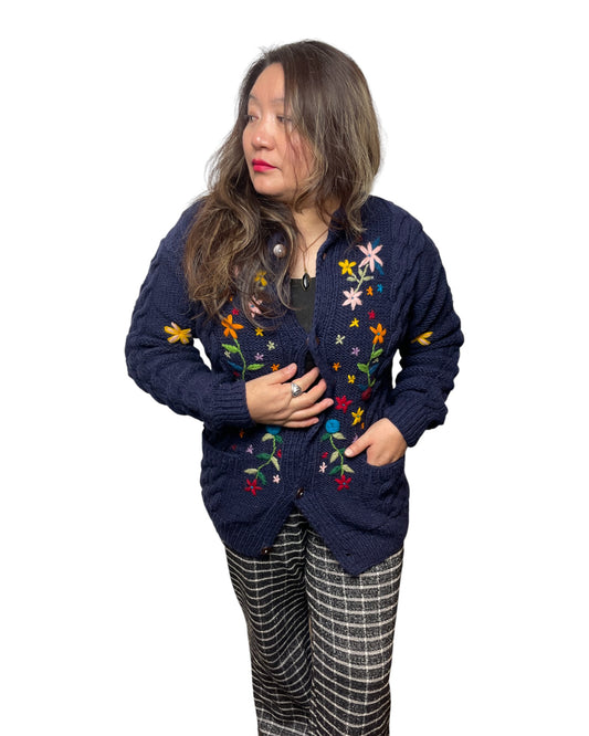 „Lali“ – Handgestrickter & Bestickter Nepal-Cardigan Vorne