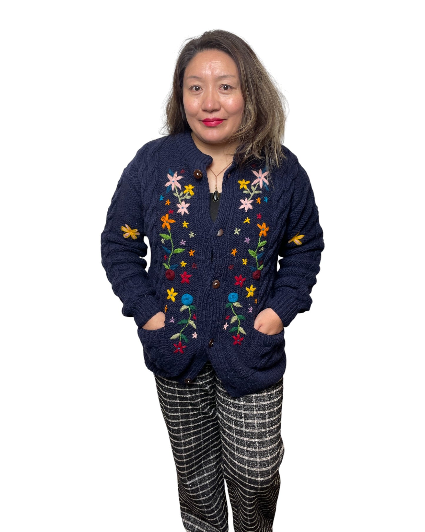 „Lali“ – Handgestrickter & Bestickter Nepal-Cardigan front