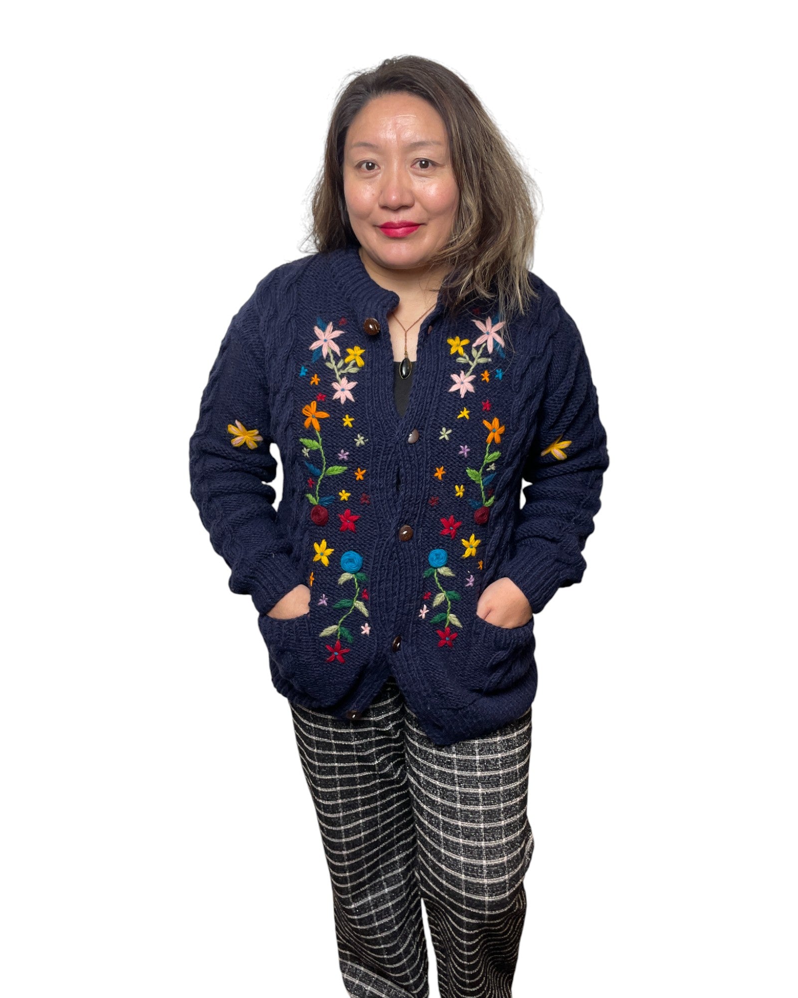 „Lali“ – Handgestrickter & Bestickter Nepal-Cardigan front