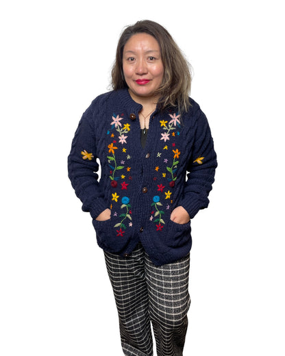 „Lali“ – Handgestrickter & Bestickter Nepal-Cardigan front