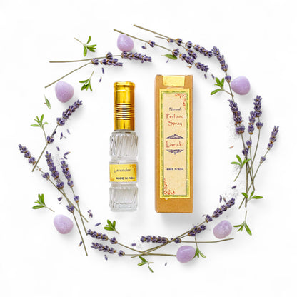 Lavender – Natuerliches Spray Parfuem 50 ml in Glasflasche mit Packung. Natuerlicher, alkoholfreier Duft, blumig-frisch und krautig. Ideal fuer Handtasche oder Reise.