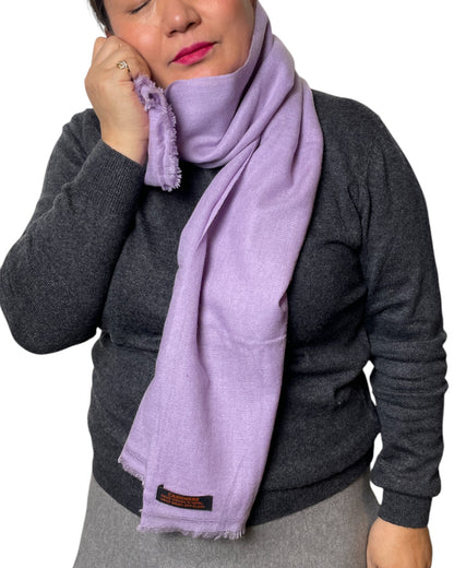 „Lavender Whisper“ – Handgewebter Kaschmir-Schal aus Nepal fein