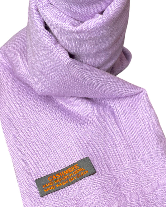 „Lavender Whisper“ – Handgewebter Kaschmir-Schal aus Nepal nahe