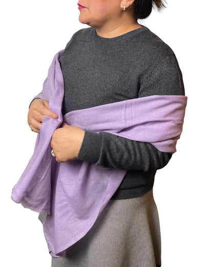 „Lavender Whisper“ – Handgewebter Kaschmir-Schal aus Nepal schulter