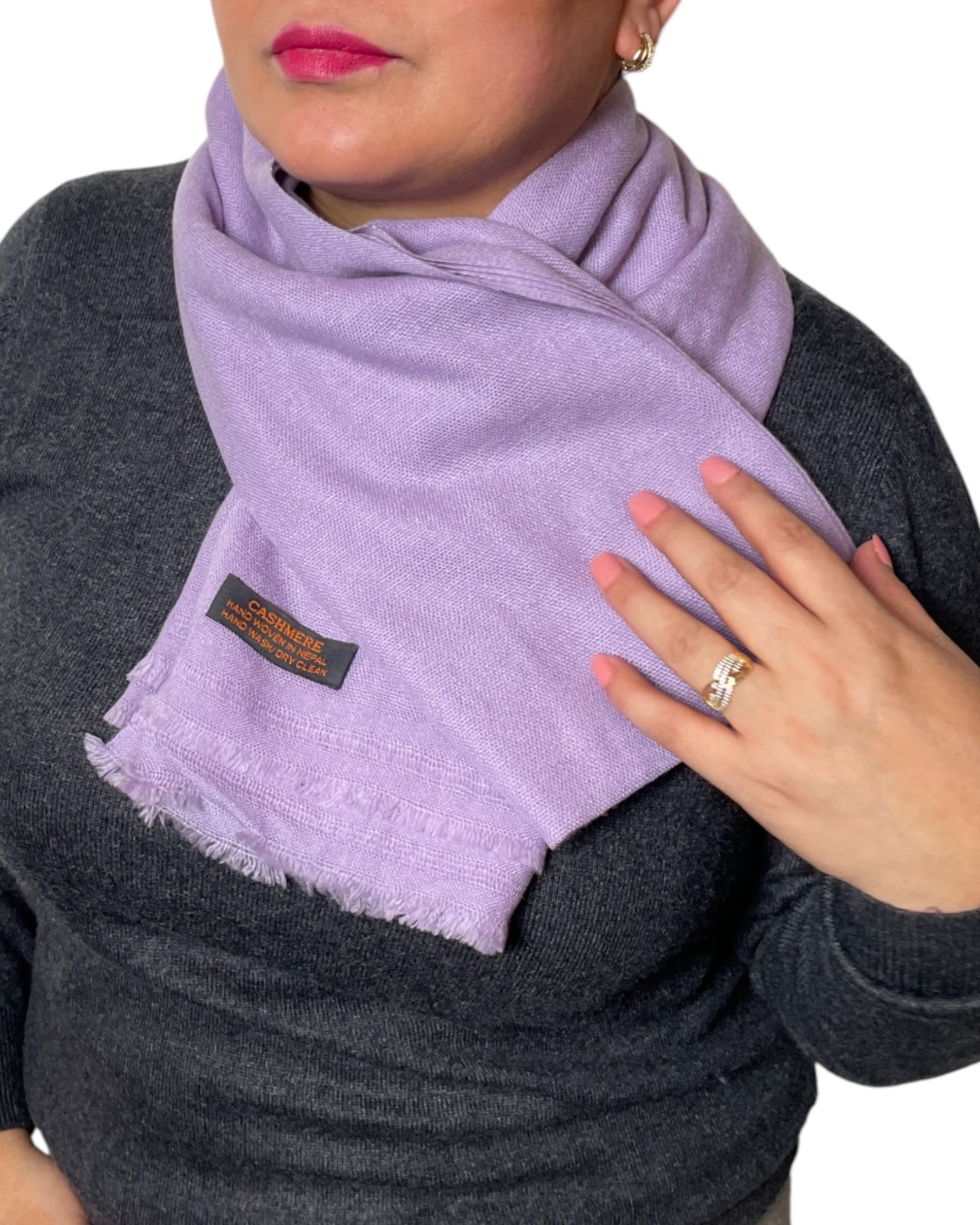 „Lavender Whisper“ – Handgewebter Kaschmir-Schal aus Nepal zusammengelegt