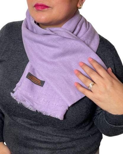„Lavender Whisper“ – Handgewebter Kaschmir-Schal aus Nepal zusammengelegt