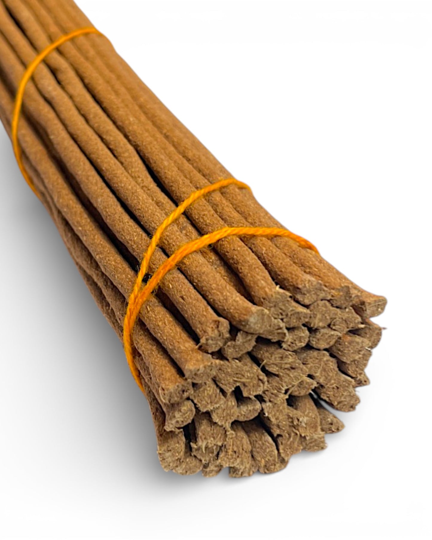 Lhasa Tibetische Raeucherstaebchen Traditioneller Weihrauch aus der Himalaya-Tradition gross Textur der handgerollten Raeucherstaebchen