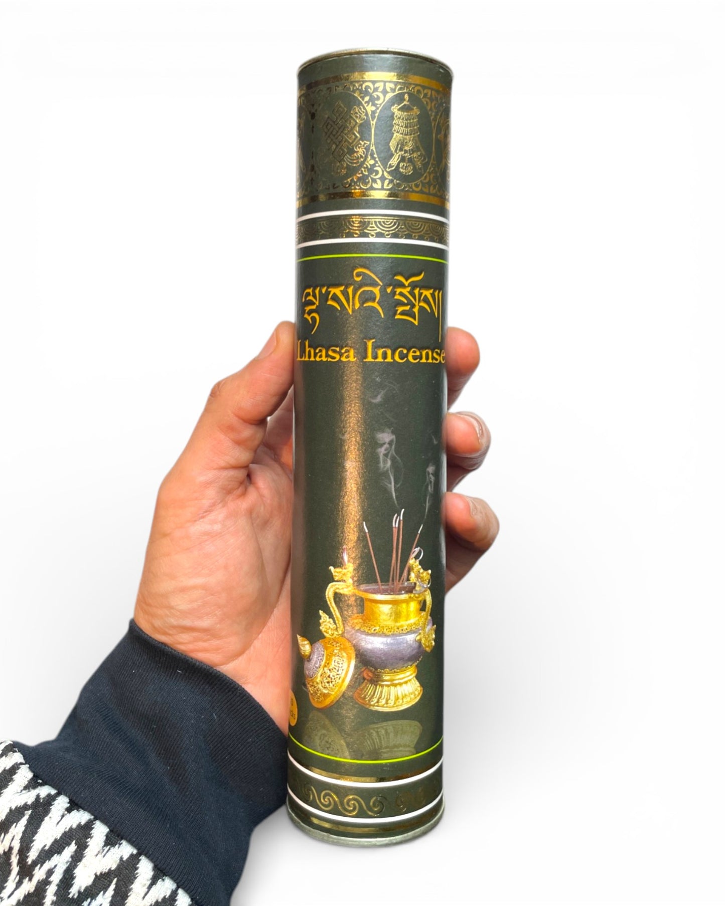 Lhasa Tibetische Raeucherstaebchen Traditioneller Weihrauch aus der Himalaya-Tradition gross Verpackung in der Hand