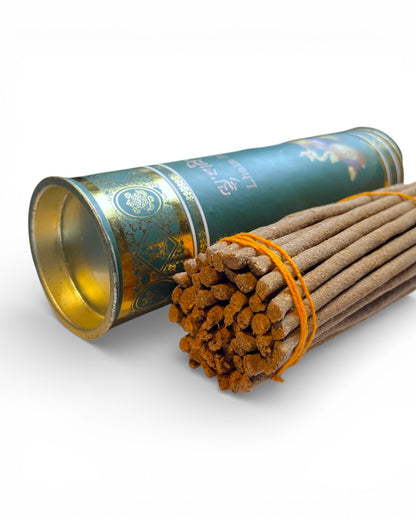 Lhasa Tibetischer Weihrauch Buendel vor der gruenen Verpackung - Online Shop Bern