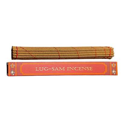 Lug-Sam Incense – traditionelle tibetische Räucherstäbchen in roter Verpackung mit losem Bündel.