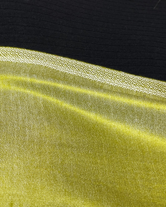 Luxuriöser wendbarer Seidenschal in Limonengrün und Silbergrau mit feiner Rauten-Webstruktur und kurzen Fransen Rand