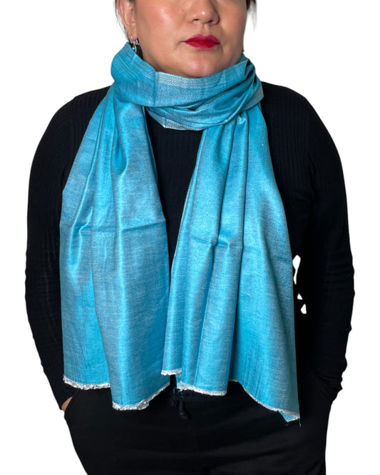 Luxuriöser wendbarer Seidenschal in Türkisblau mit feiner Rauten-Webstruktur und zarten Fransen