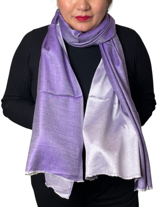 Luxuriöser wendbarer Seidenschal in Violett und Silber-Flieder mit feiner Rauten-Webstruktur