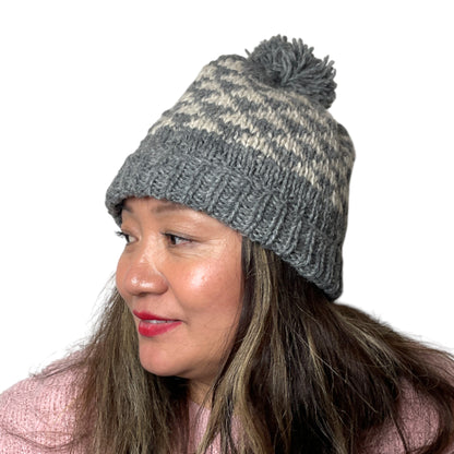 „Makalu“ – Handgestrickte Zipfel-Mütze Petrol Grau