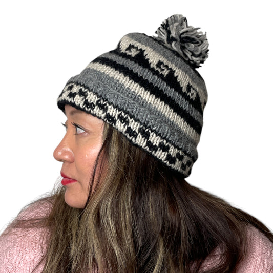 „Makalu“ – Handgestrickte Zipfel-Mütze Schwarz