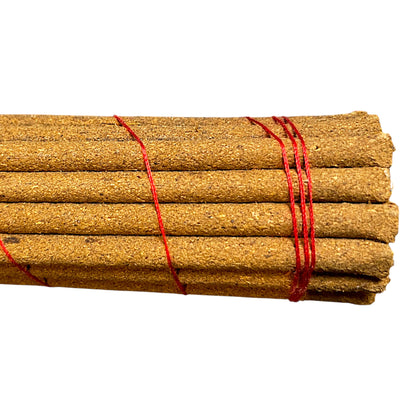 Makroaufnahme der Textur von Lug-Sam Incense – rein pflanzliche Inhaltsstoffe aus der Himalaya-Region.