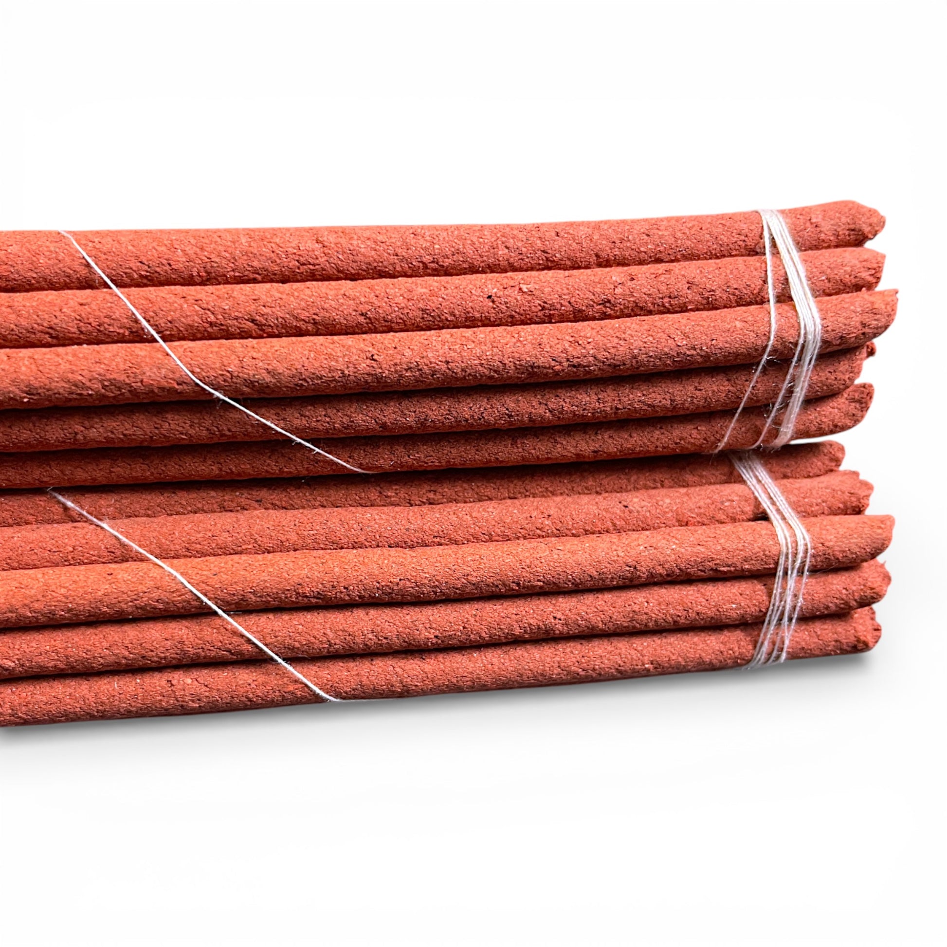 Makroaufnahme der gepressten Kräuterstruktur der Shinkham Kunkhyab Stäbchen.