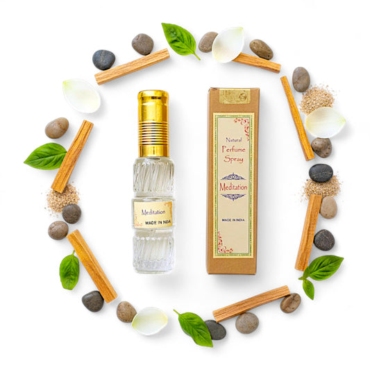 Meditation – Natuerliches Spray Parfuem 50 ml in Glasflasche mit Packung. Natuerlicher, alkoholfreier Duft, holzig-blumig und sanft. Ideal fuer Handtasche oder Reise.