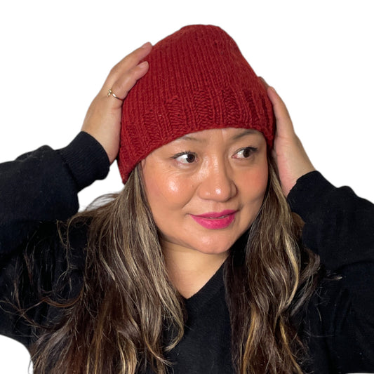 „Mero“ – Handgestrickte Nepal-Beanie Rot