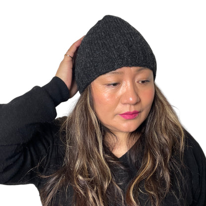 „Mero“ – Handgestrickte Nepal-Beanie schwarz