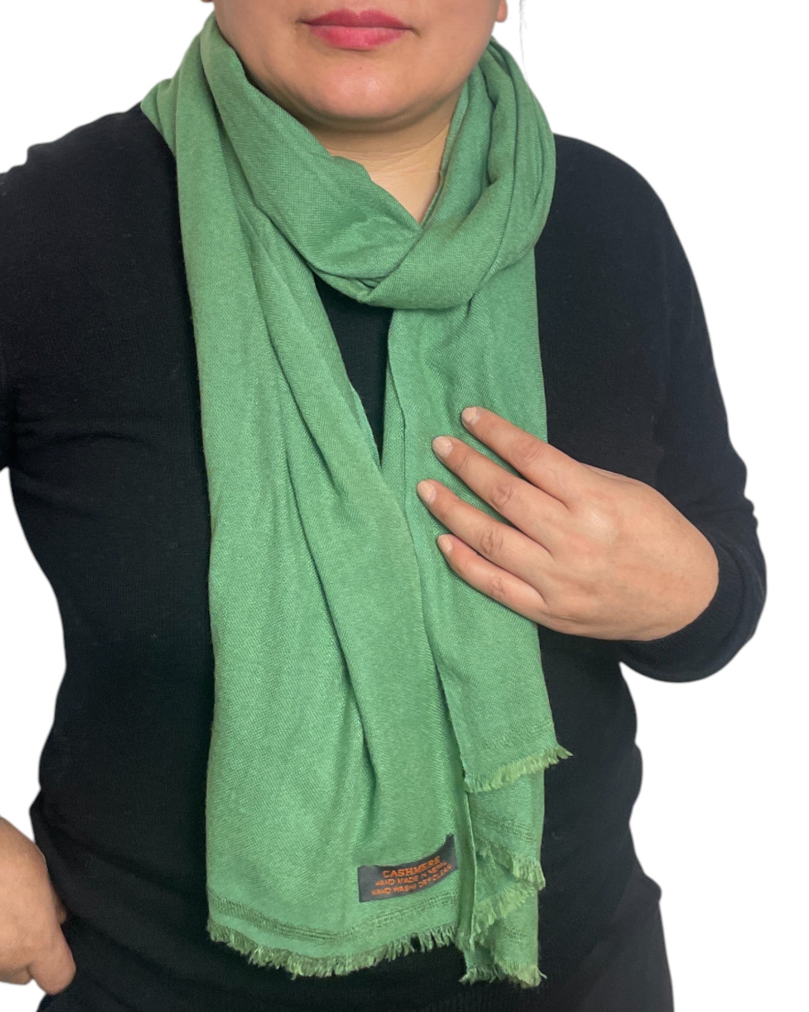 „Muted Olive“ – Reiner Kaschmir Schal Vorne