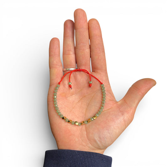 Nahaufnahme-Detail-Messing-Armband-handgefertigt-Schweiz-Online-Shop-Himalaya-Vibes-Bern-gruene-Glasperlen