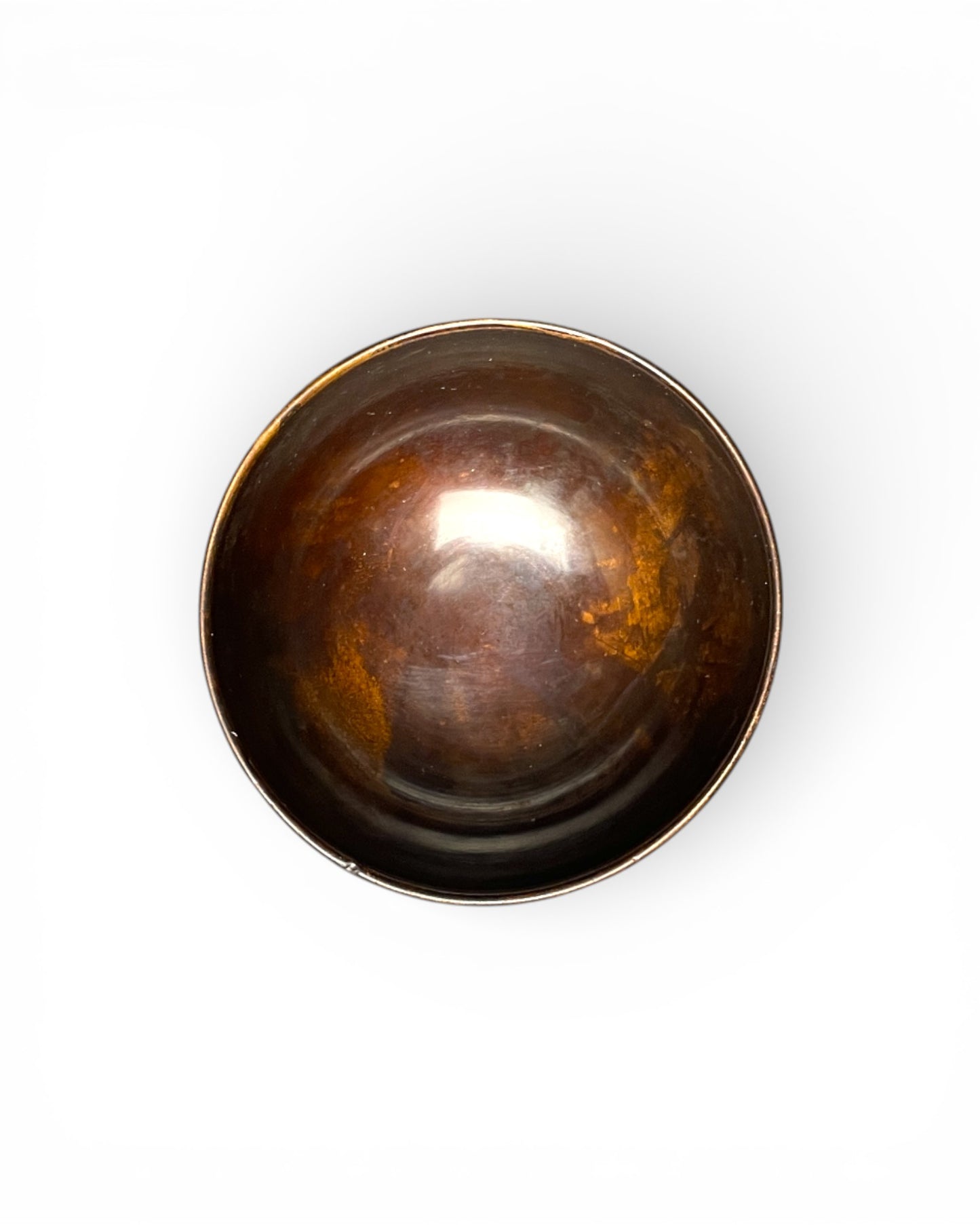 Nahaufnahme der Glückssymbole auf der tibetischen Kupfer-Räucherschale – Meditation, Achtsamkeit, spirituelle Praxis oben