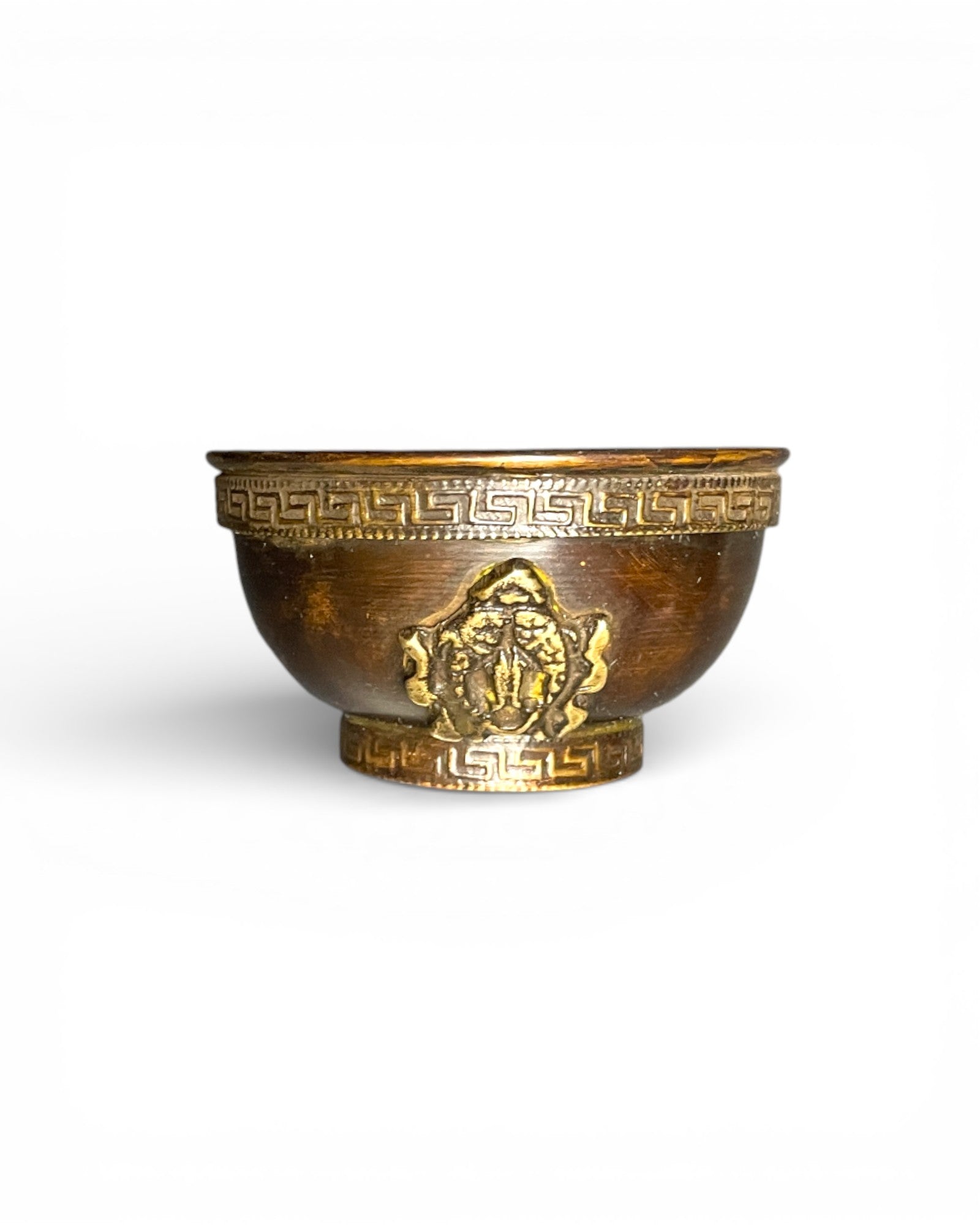 Nahaufnahme der Glückssymbole auf der tibetischen Kupfer-Räucherschale – Meditation, Achtsamkeit, spirituelle Praxis seite