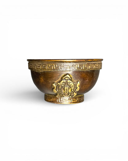 Nahaufnahme der Glückssymbole auf der tibetischen Kupfer-Räucherschale – Meditation, Achtsamkeit, spirituelle Praxis seite