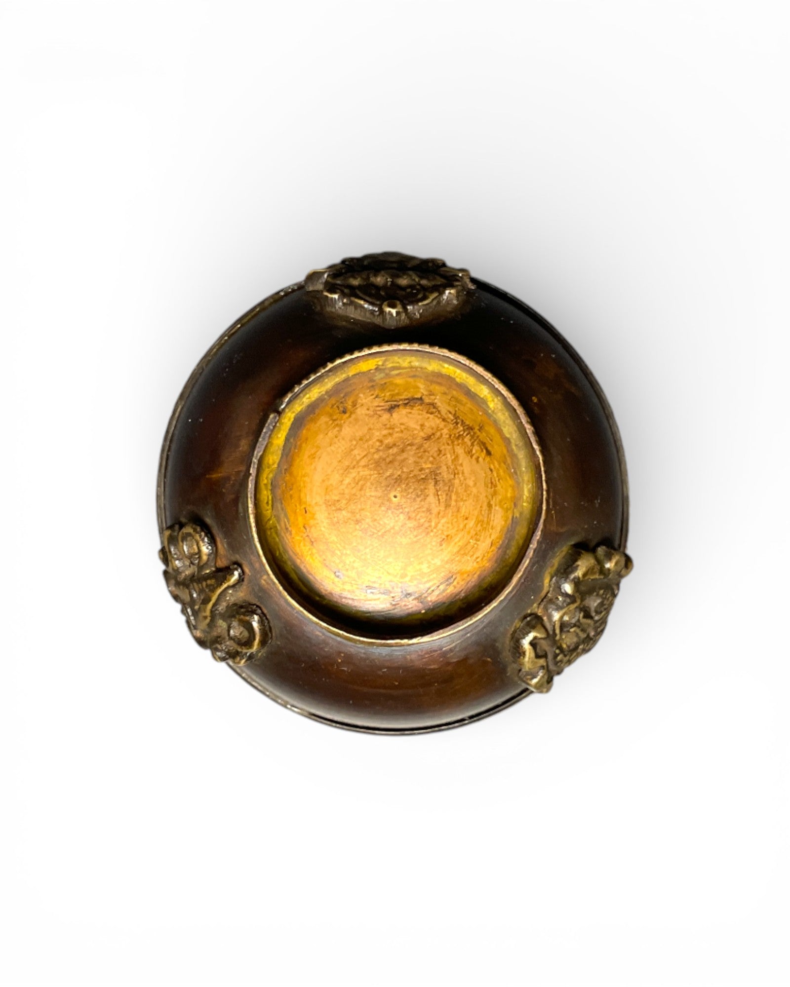 Nahaufnahme der Glückssymbole auf der tibetischen Kupfer-Räucherschale – Meditation, Achtsamkeit, spirituelle Praxis unten