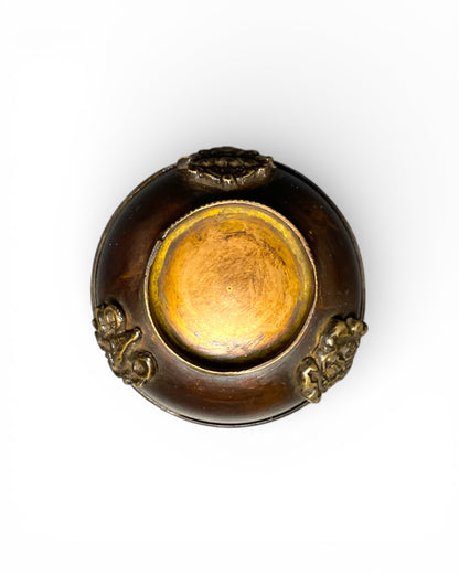 Nahaufnahme der Glückssymbole auf der tibetischen Kupfer-Räucherschale – Meditation, Achtsamkeit, spirituelle Praxis unten